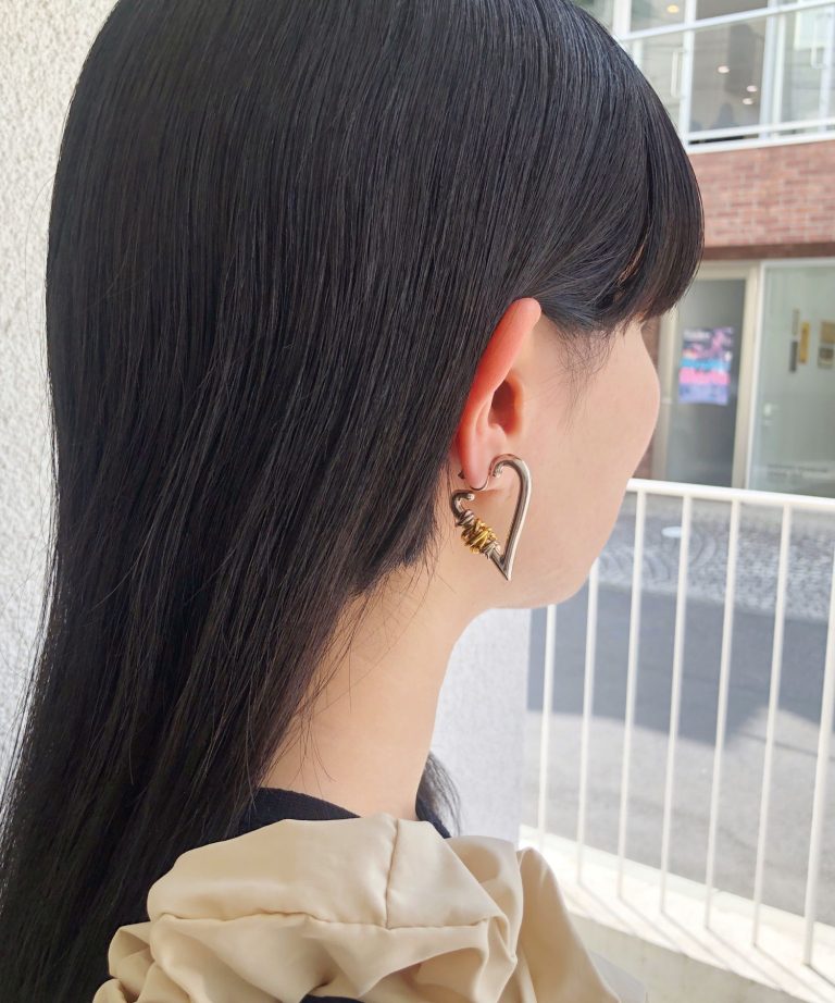 LAPUIS] Coil heart hoop earrings | CASSELINI ONLINE