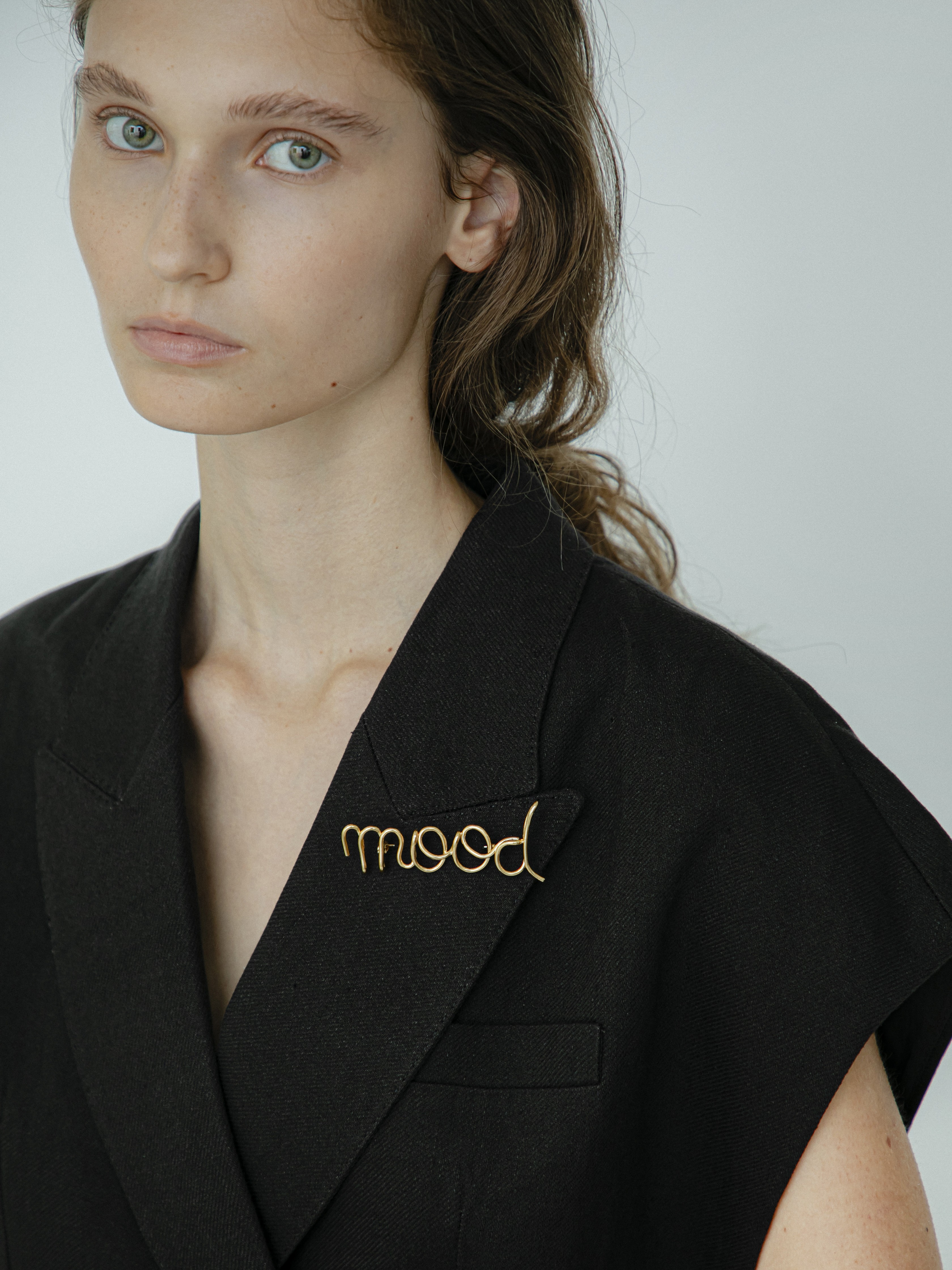Mood brooch