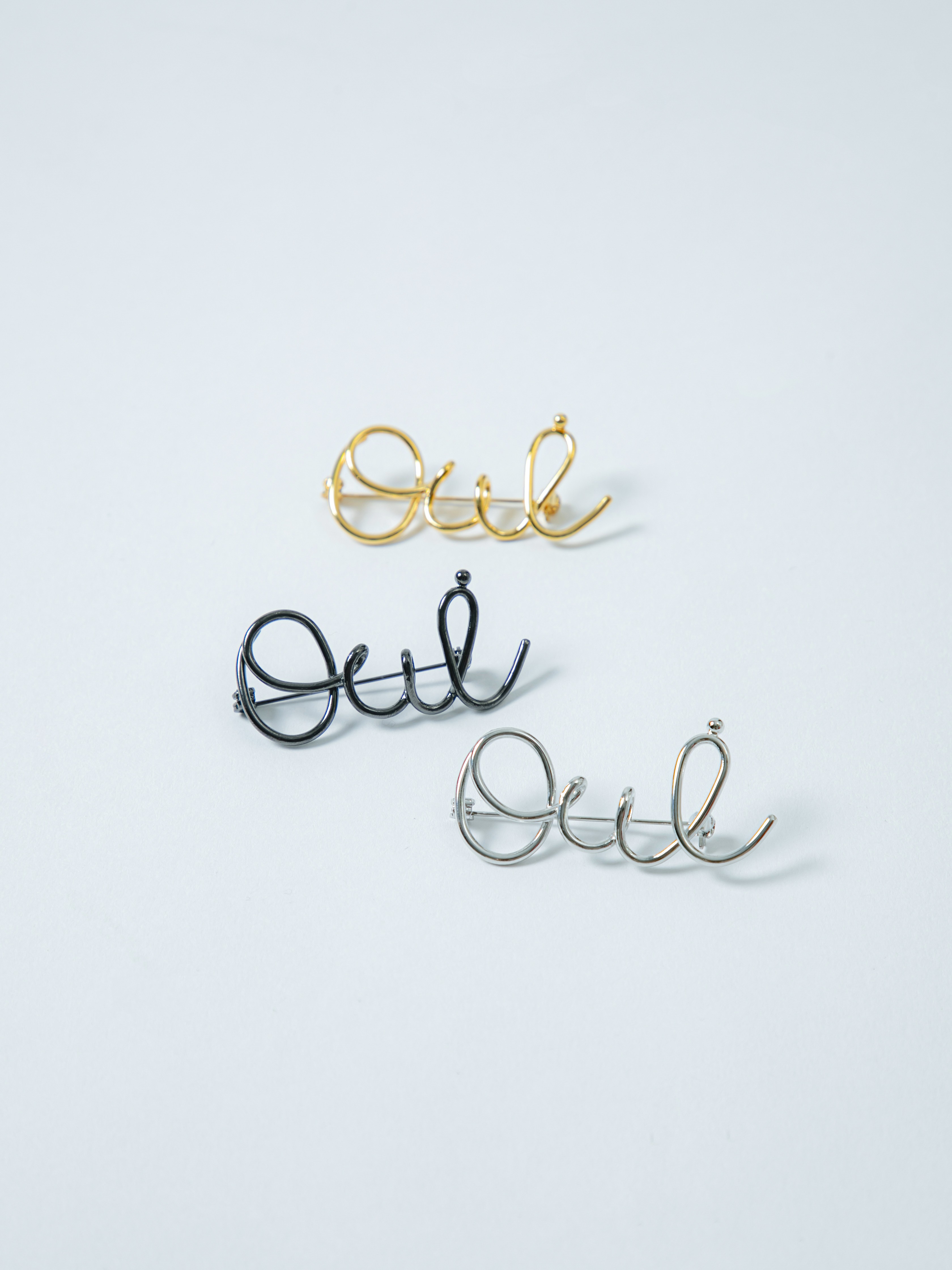 Oui brooch