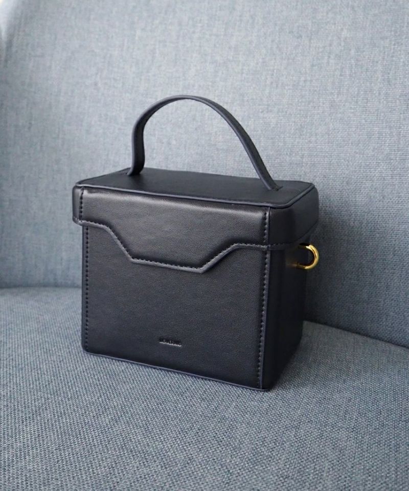 LE VERNIS] Boxy vanity bag | CASSELINI ONLINE SHOP