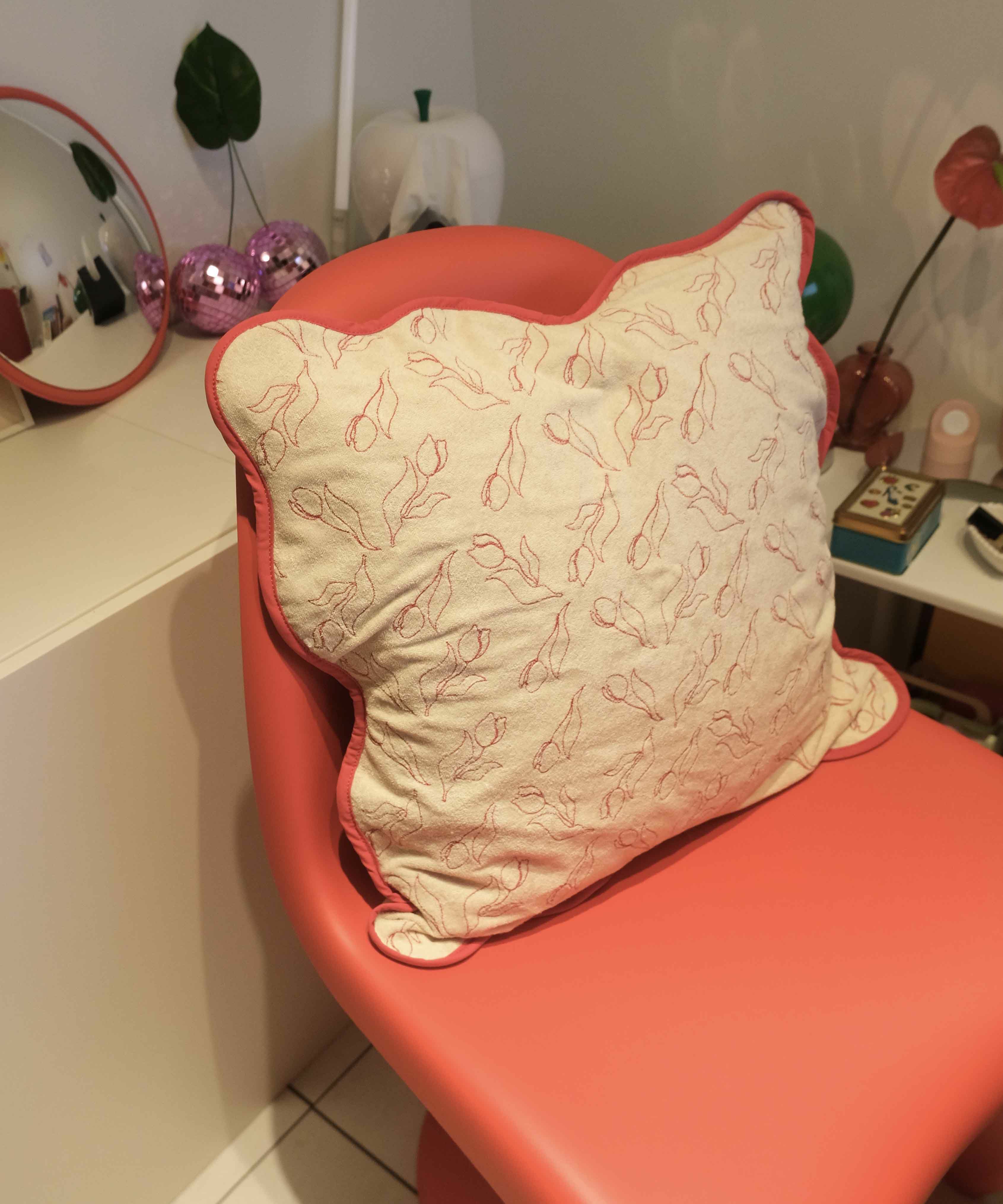 Casselini HOME(キャセリーニ ホーム)パイル刺繍クッションカバー