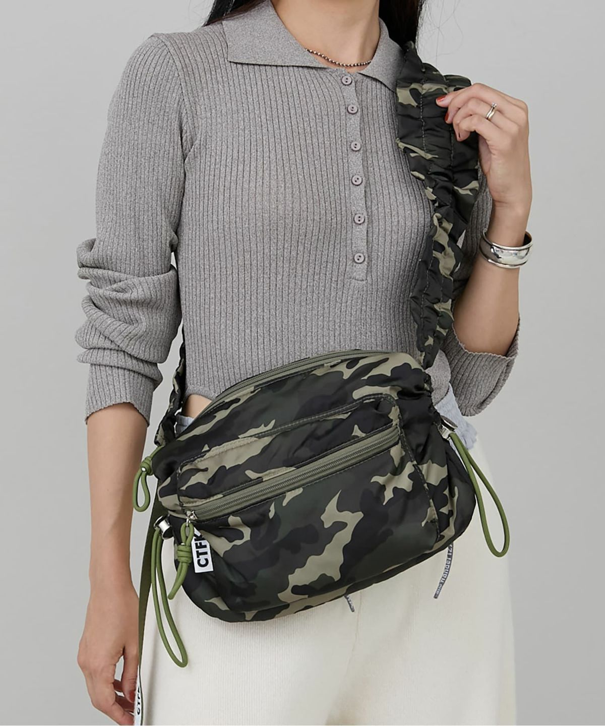 COLOR：オリーブ