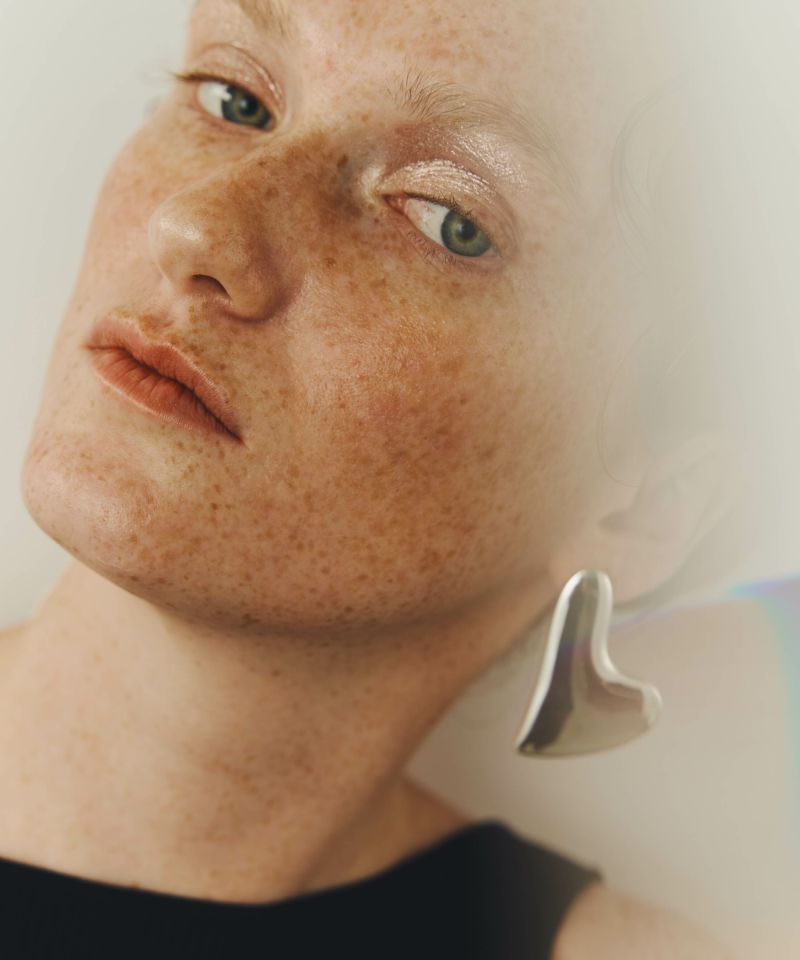 LAPUIS] Heart plate earrings | CASSELINI ONLINE