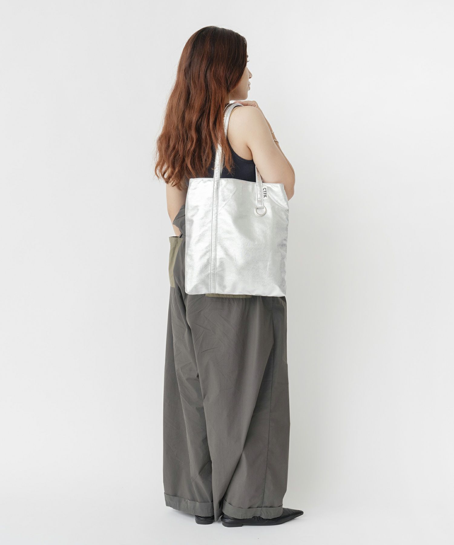 COS シルバー クッションハンドバッグ SCALLOP CROSSBODY BAG - LEATHER - SILVER | COS US