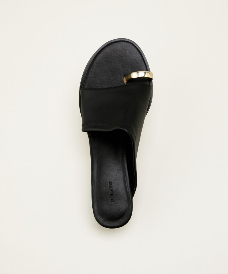 LE VERNIS/ルベルニ Toe ring sandals 黒 24 WEB限定追加2》LE VERNIS/ルベルニ Toe ring sandals（サンダル