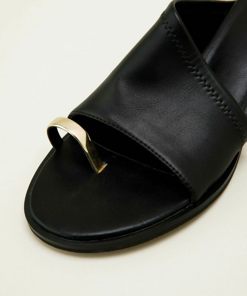 LE VERNIS/ルベルニ Toe ring sandals 黒　24.0 セール】LE VERNIS(ル・ベルニ)Toe ring sandals（サンダル