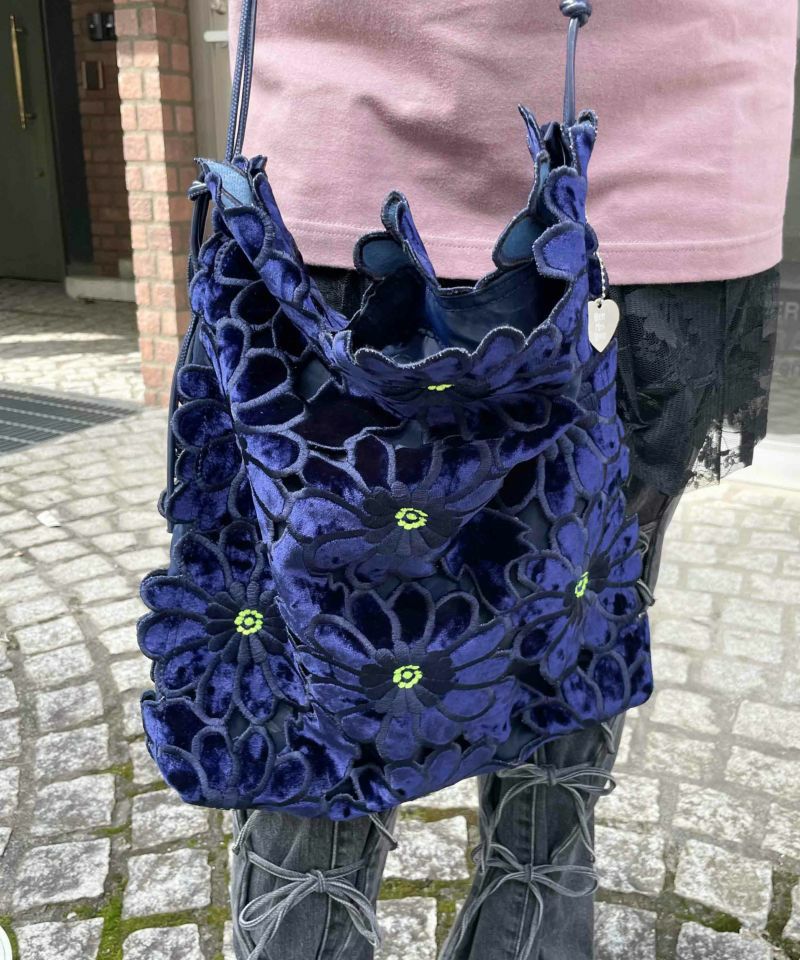 HEY! Mrs ROSE(ヘイ！ミセスローズ)ベロアフラワートート刺繍 HEY! Mrs ROSE(ヘイ！ミセスローズ)ベロアフラワーTOTE