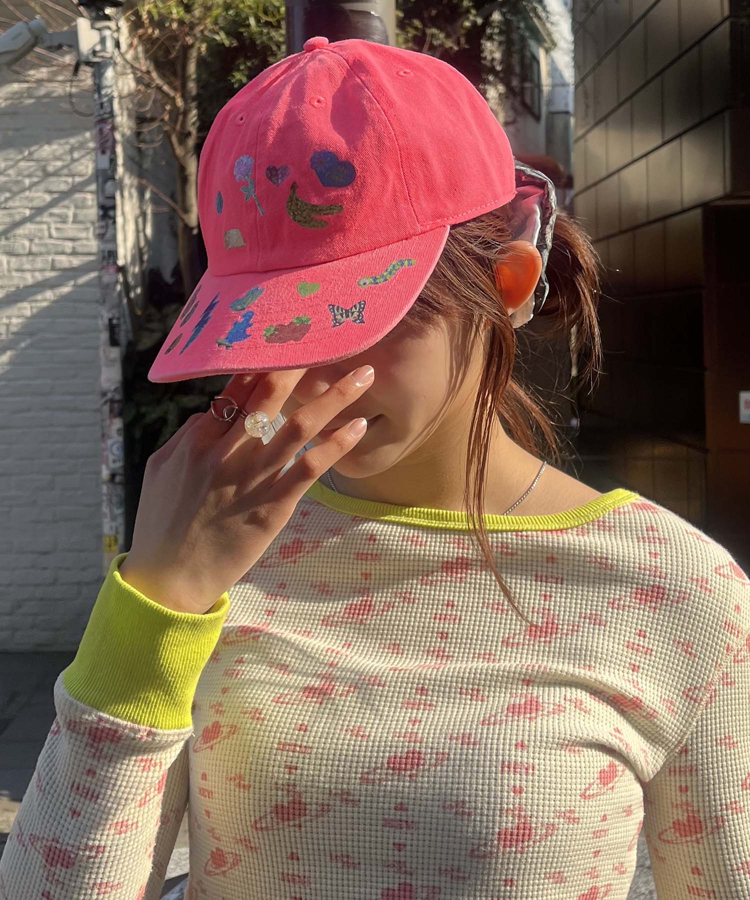 HEY! Mrs ROSE(ヘイ！ミセスローズ)シール風プリントキャップ＜3月中旬